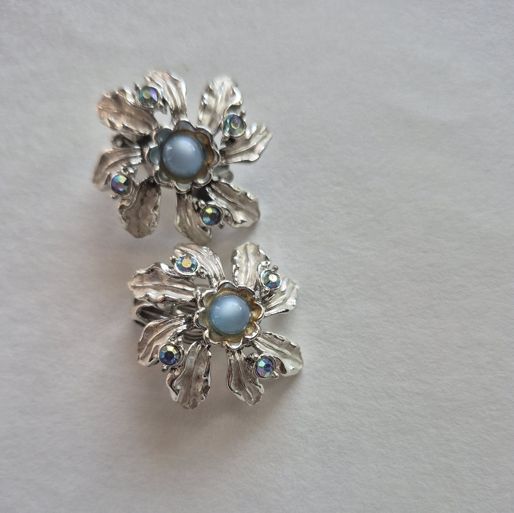 Silver blue Floral Earrings. Clip On Vintage - Picture 2 of 6